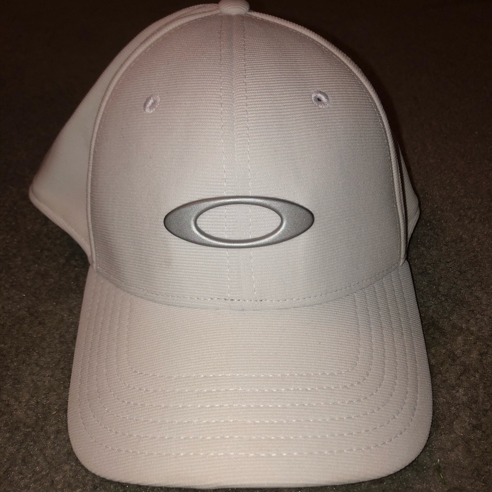 White fitted Oakley hat